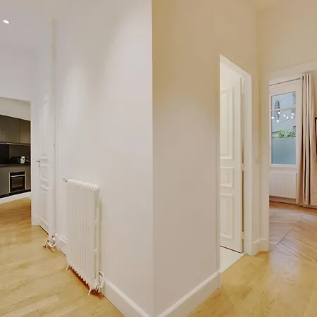 Superb With Terrace 2br 4p Trocadero Apartman *